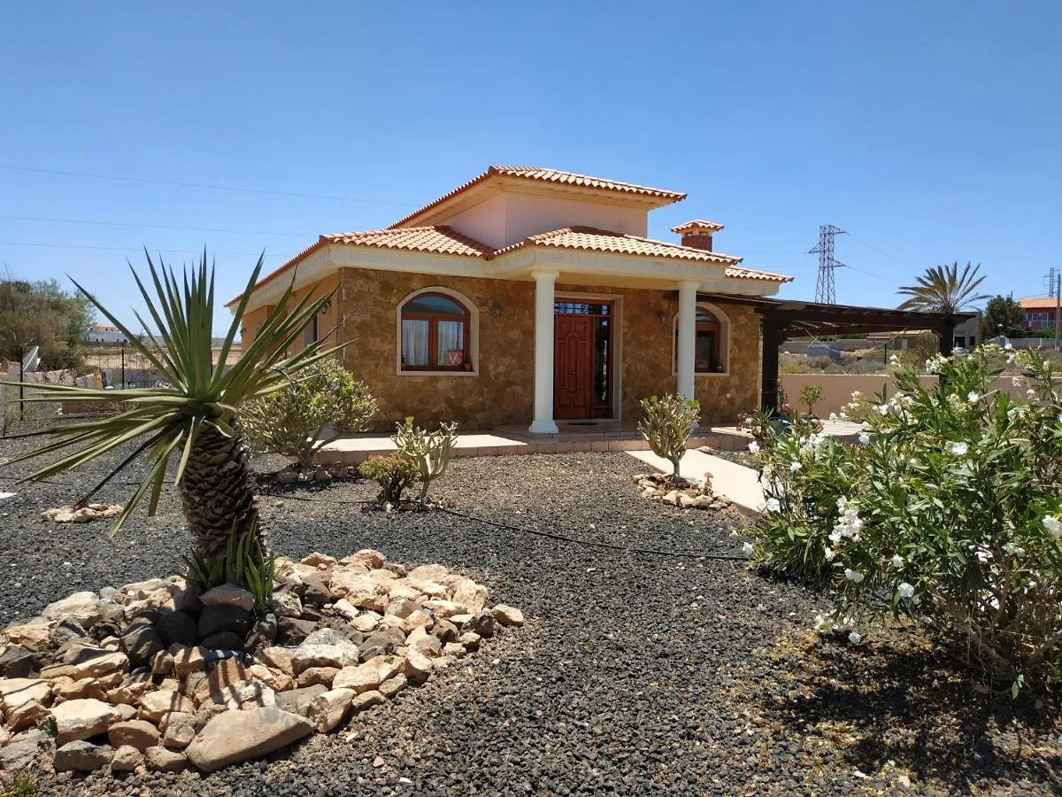 Villa Casa Del Sol: Spacious 3-Bedroom with Private Solar-Heated Pool Triquivijate Spain