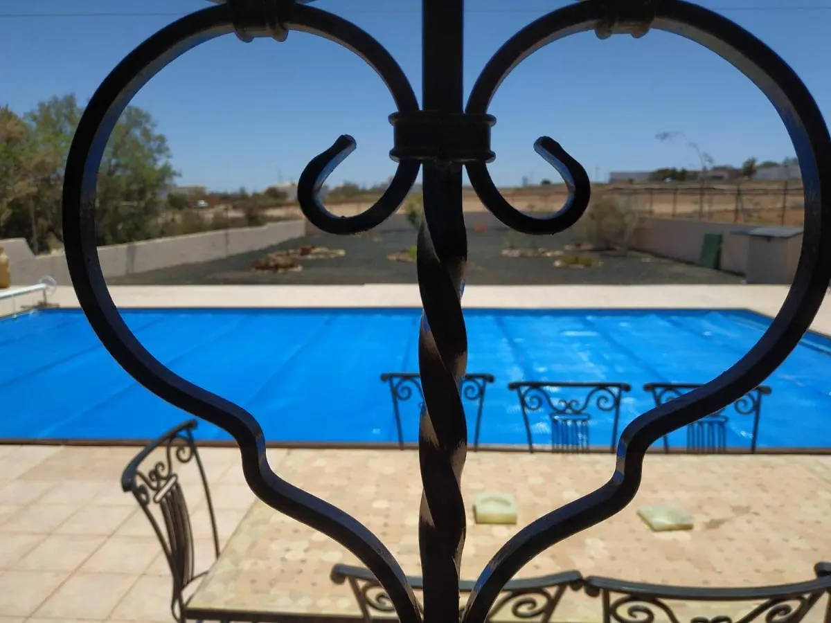 Villa Casa Del Sol: Spacious 3-Bedroom with Private Solar-Heated Pool Triquivijate Spain