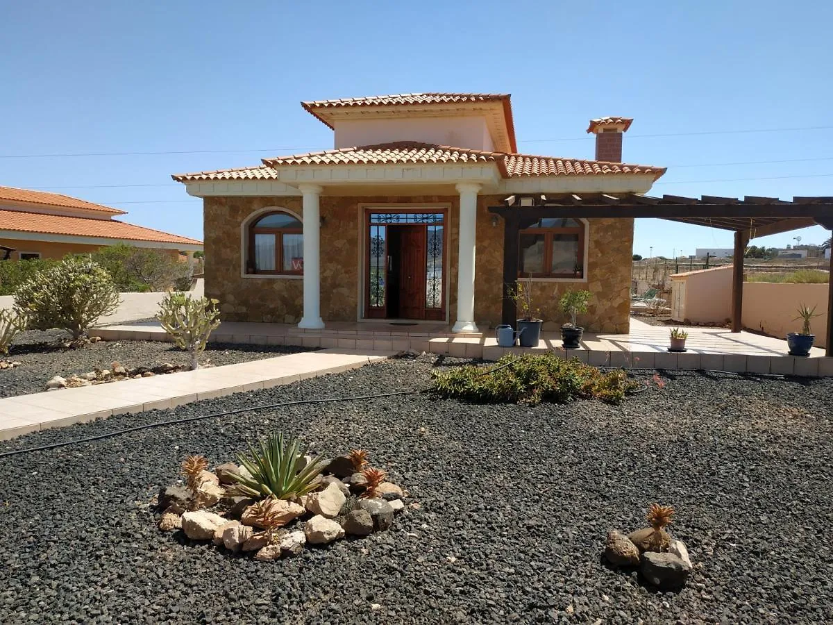 Villa Casa Del Sol: Spacious 3-Bedroom with Private Solar-Heated Pool Triquivijate Spain