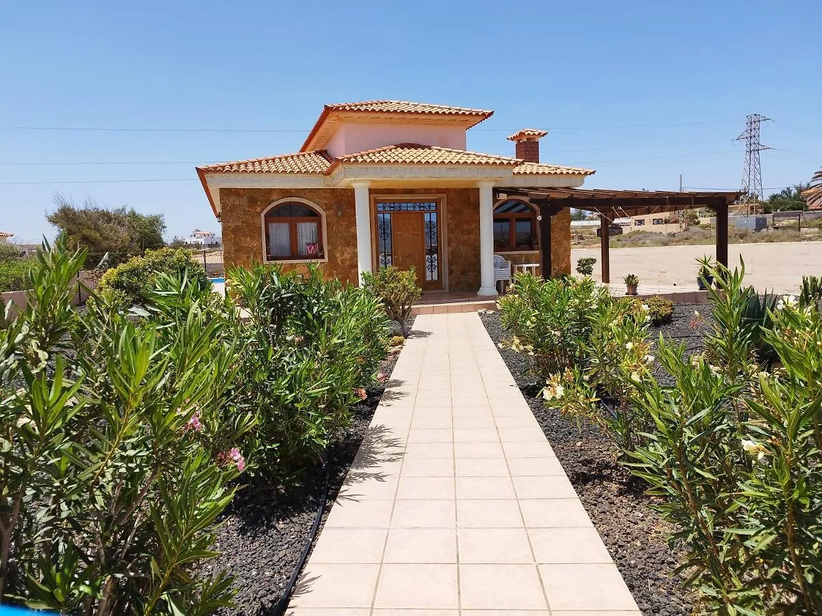 Villa Casa Del Sol: Spacious 3-Bedroom with Private Solar-Heated Pool Triquivijate