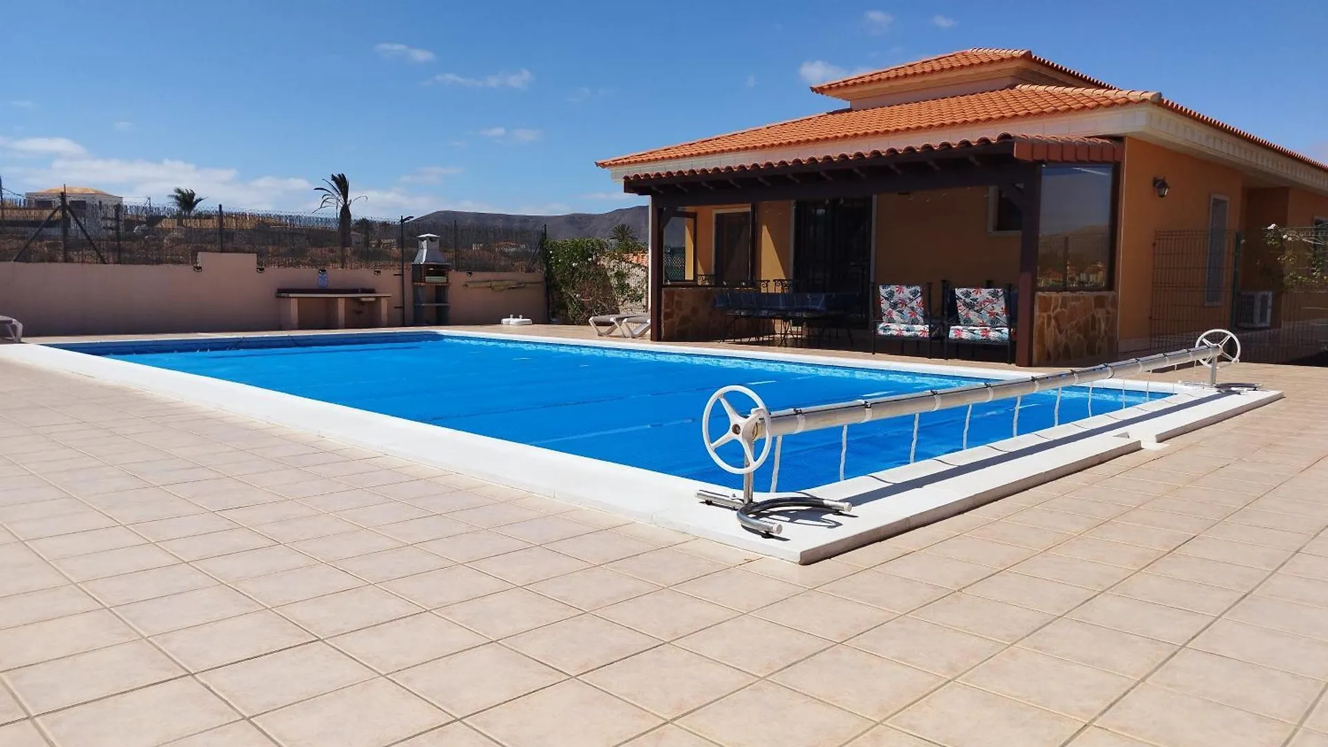 Villa Casa Del Sol: Spacious 3-Bedroom with Private Solar-Heated Pool Triquivijate