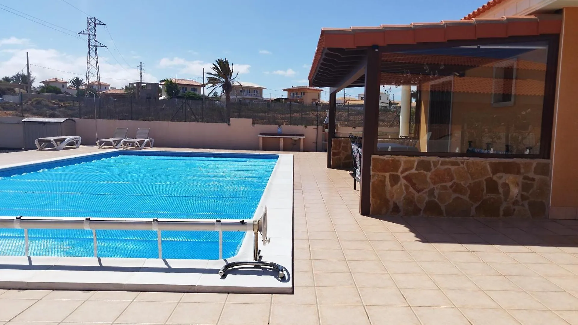 Villa Casa Del Sol: Spacious 3-Bedroom with Private Solar-Heated Pool Triquivijate