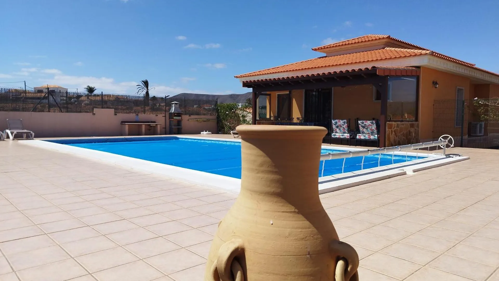 Villa Casa Del Sol: Spacious 3-Bedroom with Private Solar-Heated Pool Triquivijate