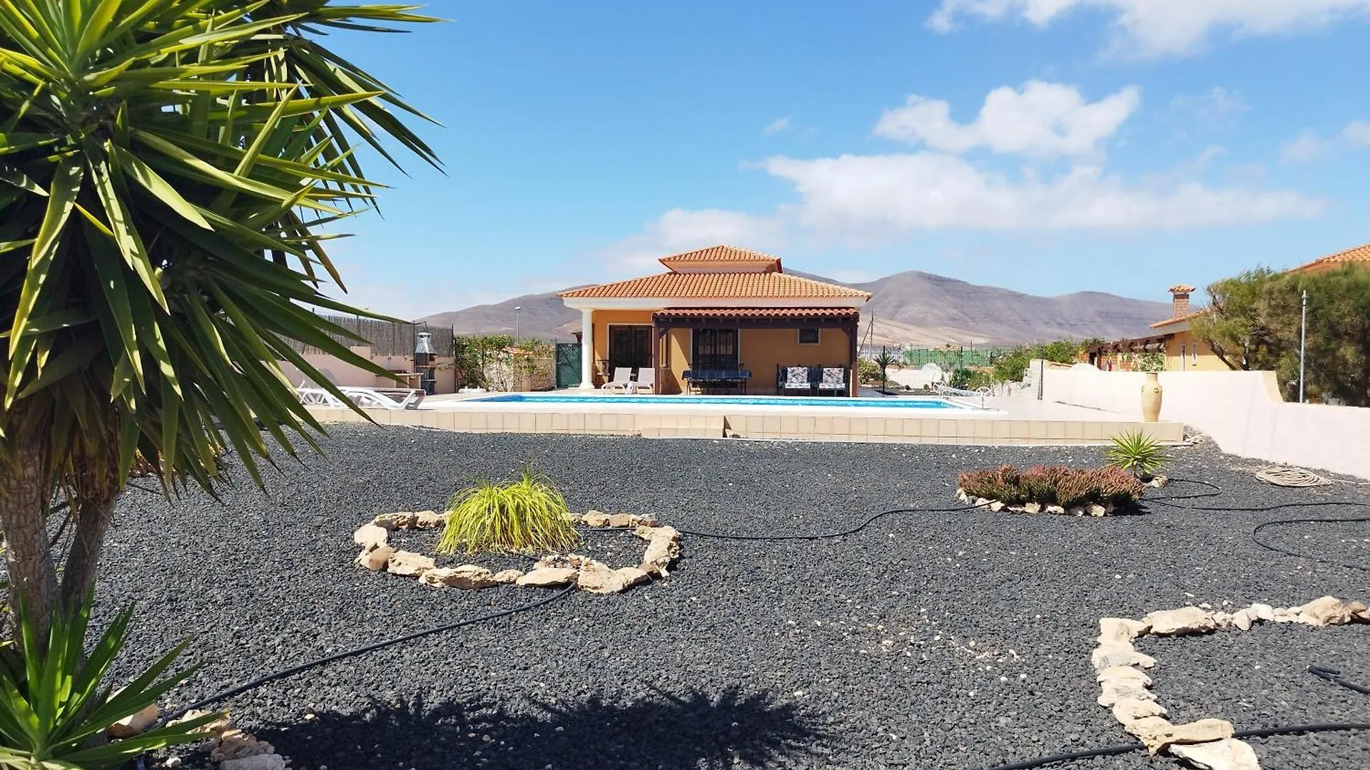 Villa Casa Del Sol: Spacious 3-Bedroom with Private Solar-Heated Pool Triquivijate Spain